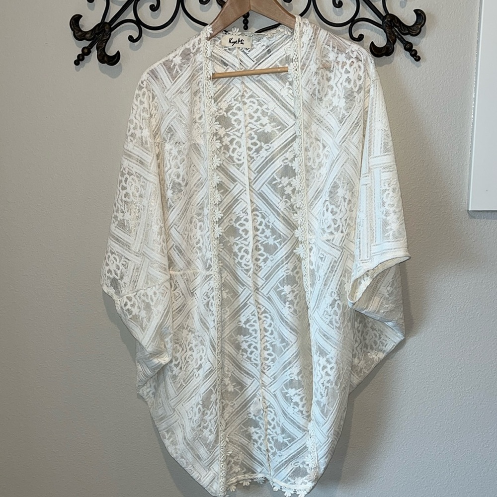 KYEMI OVERSIZED KIMONO CREAM SIZE SMALL